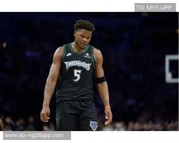 森林狼爱德华兹因右腿筋紧张首节伤退将缺席本场比赛