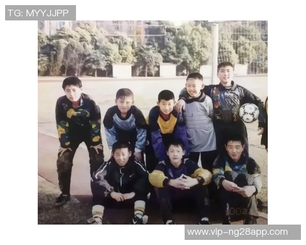 刘殿座与王大雷亲密见面，两位球员的孩子们一起享受网球乐趣