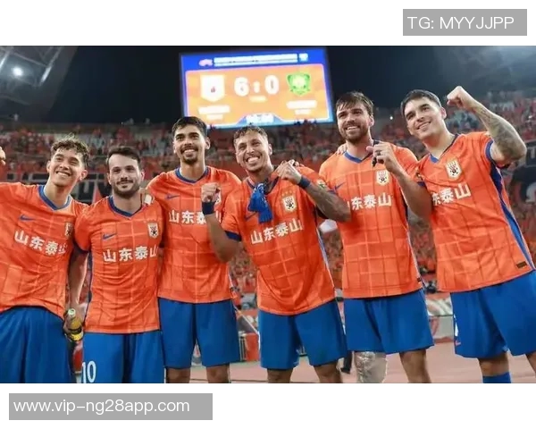 泰山外援瓦科携家人欢庆圣诞节合影留念尽享巴黎美好时光