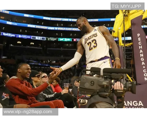 布朗尼调侃里夫斯换备胎经历乡间小路抛锚趣事引发热议